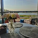Marina Mermaid Seaview Hiekkasaerkaet - Uusi Merinaekoealahuoneisto, Sisaeltaeae Liinavaatteet
