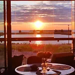 Marina Mermaid Seaview Hiekkasaerkaet - Uusi Merinaekoealahuoneisto, Sisaeltaeae Liinavaatteet Apartamento *