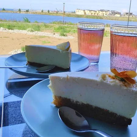 Marina Mermaid Seaview Hiekkasaerkaet - Uusi Merinaekoealahuoneisto, Sisaeltaeae Liinavaatteet