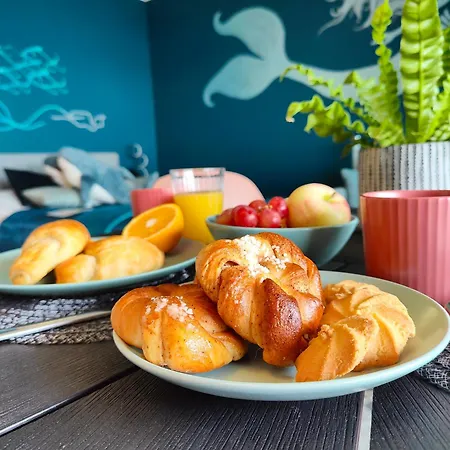 Marina Mermaid Seaview Hiekkasaerkaet - Uusi Merinaekoealahuoneisto, Sisaeltaeae Liinavaatteet